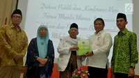 MUI mengeluarkan fatwa Nomor 24 Tahun 2017 tentang Hukum dan Pedoman Muamalah Melalui Media Sosial, Jakarta, Senin (5/6). Menkoinfo Rudiantara ikut hadir dalam konferensi pers yang dilakukan MUI terkait fatwa tersebut. (Liputan6.com/Helmi Afandi)