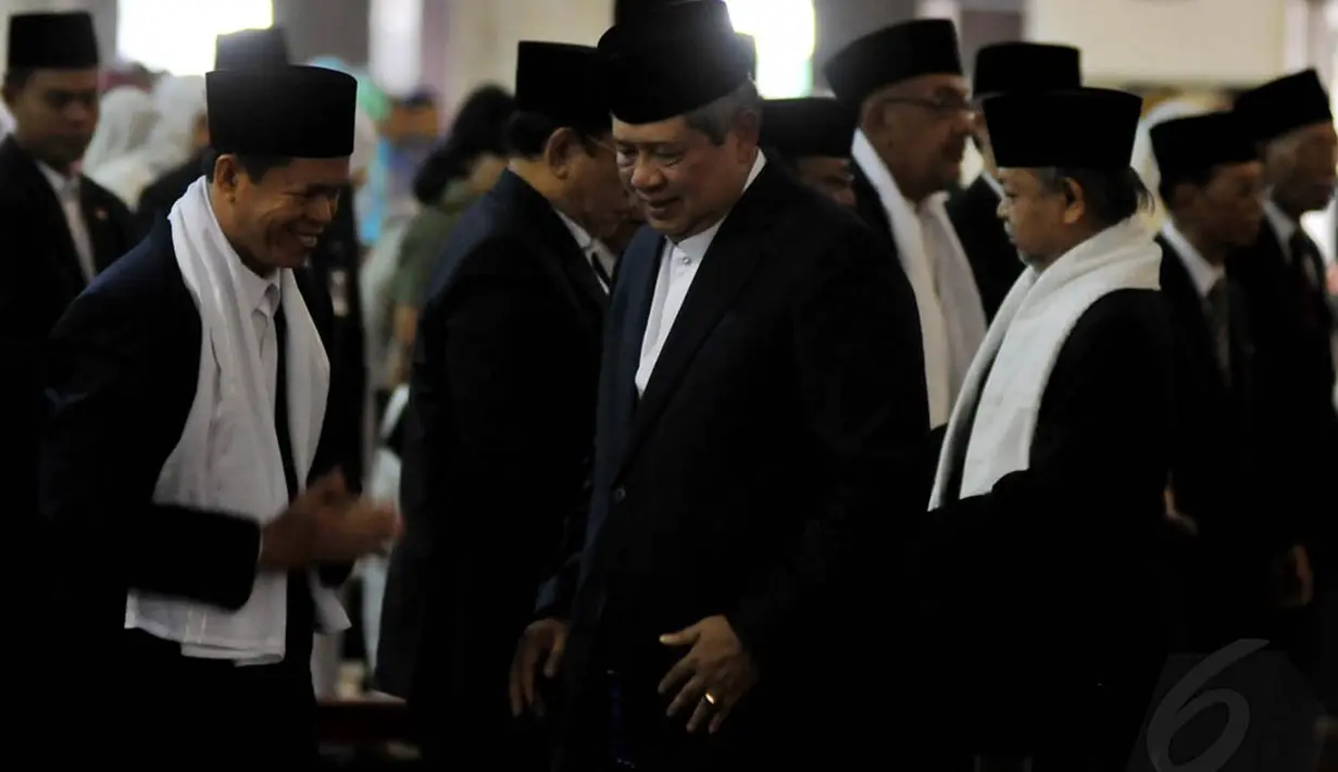 SBY tampak mengenakan jas dan peci hitam serta memadukannya dengan sarung warna biru tua, Jakarta, (5/10/14). (Liputan6.com/Johan Tallo)
