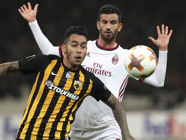 Bek AC Milan, Matei Musacchio, berusaha merebut bola dari striker AEK Athens, Sergio Araujo, pada laga Liga Europa di Stadion Olympic, Athens, Kamis (2/11/2017). Kedua klub bermain imbang 0-0. (AP/Petros Giannakouris)