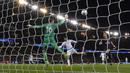 Kiper PSG, Kevin Trapp (kiri) menghalau bola sepakan pemain Chelsea pada leg pertama babak 16 Liga Champions, di Parc des Princes, Paris, Rabu (17/2/2016) dini hari WIB. (AFP / Miguel Medina)