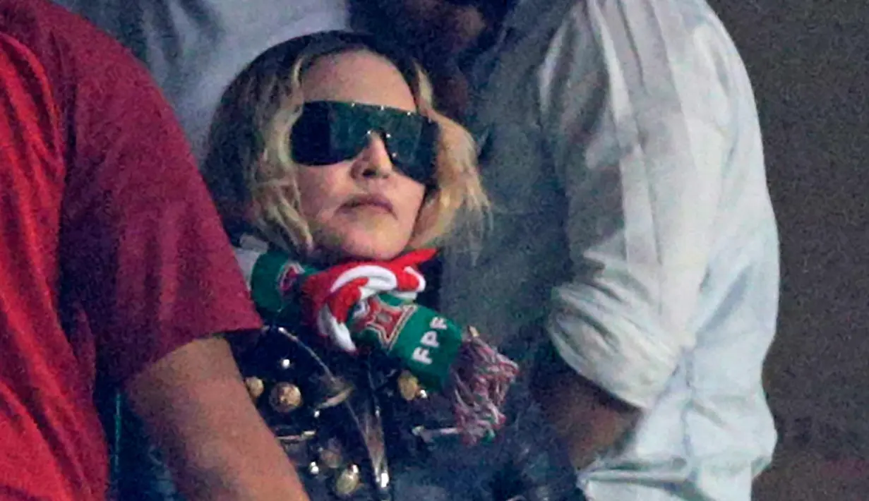 Penyanyi AS, Madonna saat menyaksikan pertandingan kualifikasi Piala Dunia 2018 antara Portugal dan Swiss di Stadion Luz di Lisbon (10/10). Madonna tampil mengenakan jaket dan kacamata hitam. (AFP Photo/Francisco Leong)