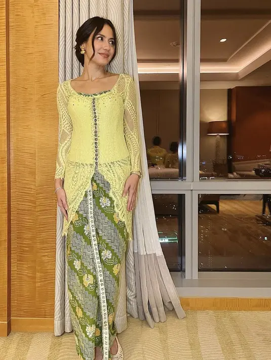 Pevita Pearce merupakan wanita cantik dengan wajah blasteran yang berasal dari keturunan Inggris dan Banjarmasin, ia pun tampil elegan dibalut kebaya hijau serasi dengan kain batiknya. [Instagram/@pevpearce]