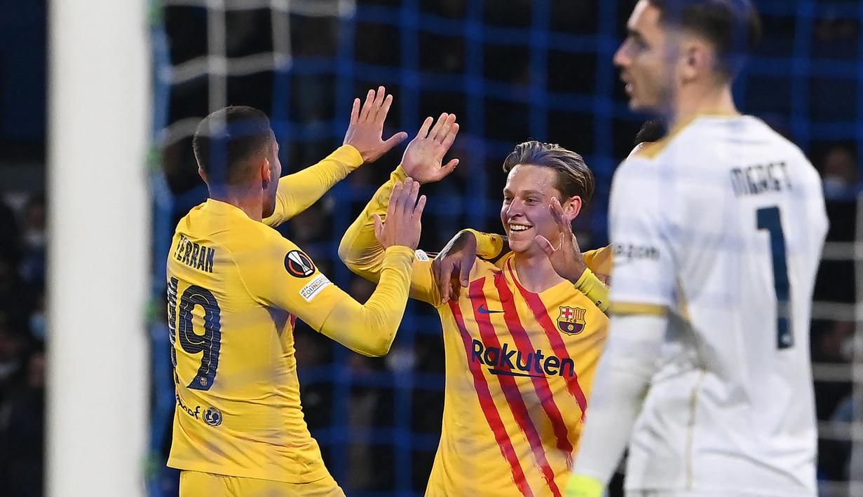 Lima menit berselang, Barcelona menambah keunggulan menjadi 2-0. Gol dicetak Frenkie de Jong melalui sebuah sepakan melengkung dari luar kotak penalti yang tidak mampu diantisipasi kiper Napoli, Alex Meret. (AFP/Andreas Solaro)