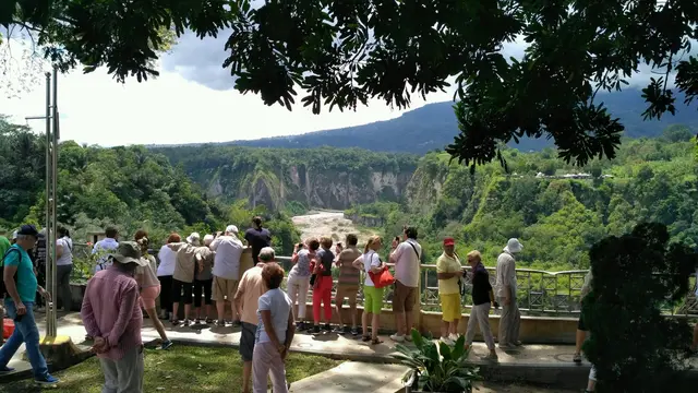 Suasana Objek wisata Panorama Ngarai Sianok Bukittinggi sebelum pandemi virus corona. (Liputan6.com/ Novia harlina)