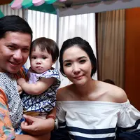 Si imut Gempi yang merupakan buah hati pasangan Gading Marten dan Gisella Anastasia tampak menggemaskan dalam busana batik. Pesta ulang tahun yang terbilang mewah tersebut memang mengusung tema Putri Batik. (Deki Prayoga/Bintang.com)