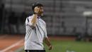 Pelatih Timnas Indonesia U-22, Indra Sjafri, memberikan instruksi saat melawan Thailand pada laga SEA Games 2019 di Stadion Rizal Memorial, Manila, Selasa (26/11). Indonesia menang 2-0 atas Thailand. (Bola.com/M Iqbal Ichsan)