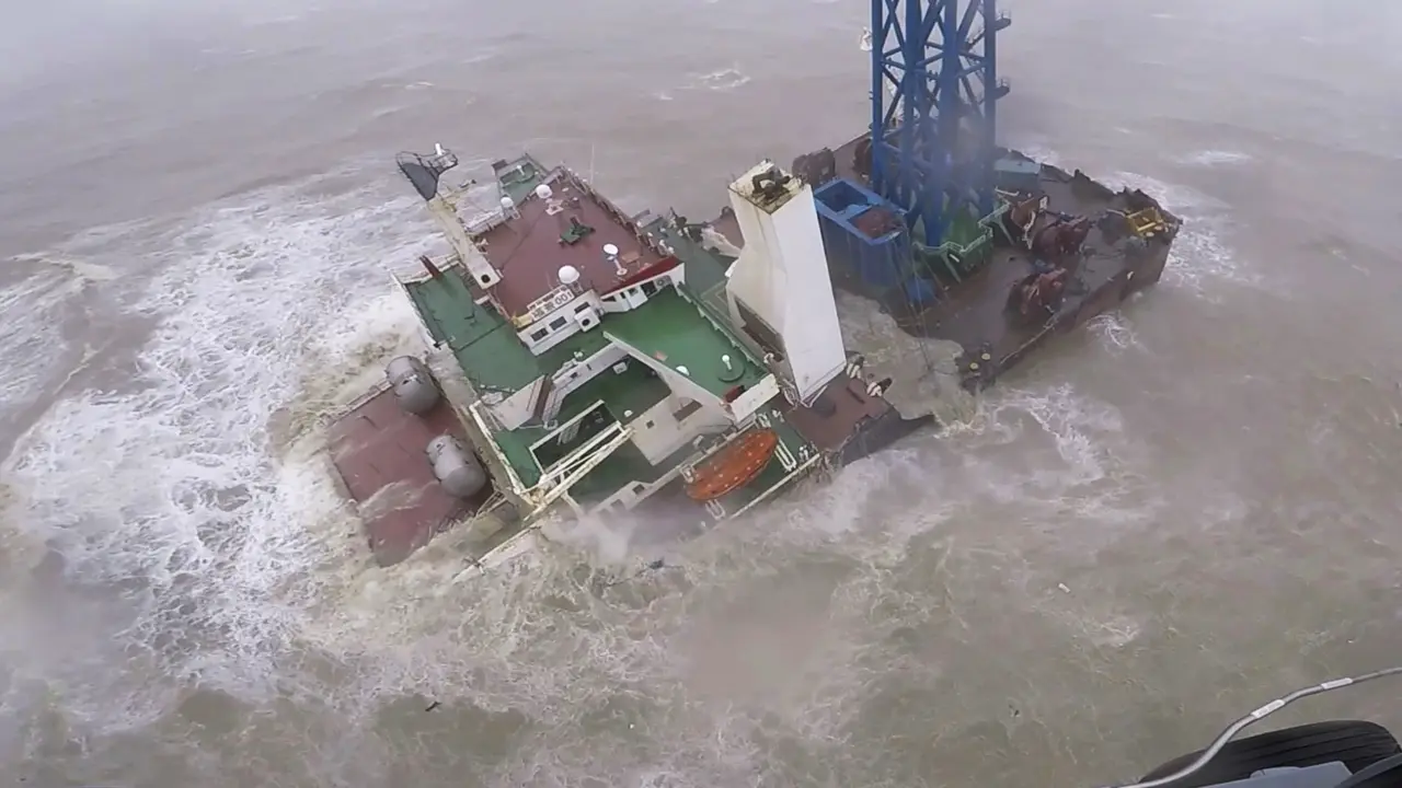 Penampakan Kapal Terbelah Dua Usai Dihantam Topan Chaba di Perairan Hong Kong