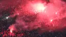 Aksi The Jakmania merayakan kemenangan timnya dengan menyalakan flare pada laga Trofeo Persija  di Stadion Utama Gelora Bung Karno, Jakarta, Sabtu (9/4/2016). (Bola.com/Nicklas Hanoatubun)