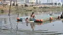 Anak-anak berenang di Kanal Banjir Barat, Jakarta, Minggu (3/11/2019). Banyaknya sampah yang menggenang tidak menghentikan keseruan anak-anak berenang di Kanal Banjir Barat. (merdeka.com/Iqbal Nugroho)