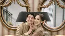 Sementara tatanan rambut dari @fahrizalirfan dibuat elegan dengan cepol rendah klasik yang dipercantik dengan bunga segar di sisi kepala, memberikan sentuhan feminin yang timeless.  [@raissarmdhn].