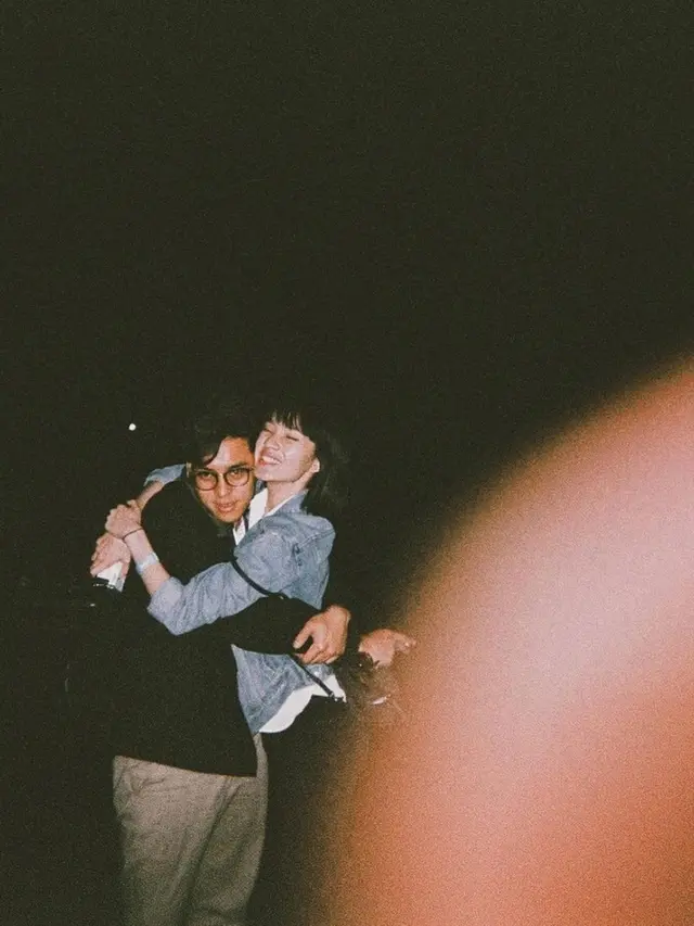 Jarang Terekspos, Ini 6 Potret Romantis Ardhito Pramono dan Kekasih