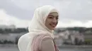 Pemilik nama lengkap Raline Rahmat Shah memiliki aura positif yang membuatnya kian cantik. Senyum lebar selalu ia tunjukkan saat berfoto. Tak heran, foto Raline saat berhijab dan tersenyum ini banjir pujian dari warganet. (Liputan6.com/IG/ralineshah)