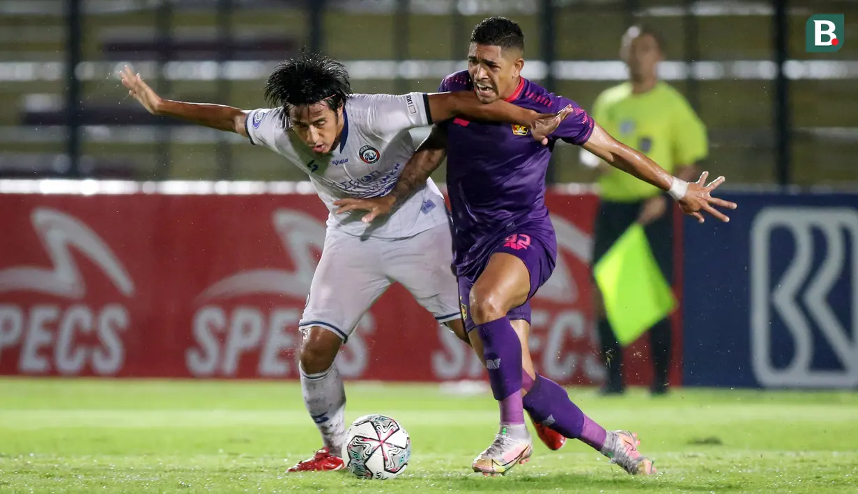 Pertandingan berlangsung dengan seru. Arema dan Persik sama-sama bermain menyerang. Belum genap 10 menit laga berjalan, Persik sudah membukukan peluang lewat Dionatan Machado. (Bola.com/Bagaskara Lazuardi)