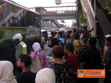 Citizen6, Jakarta: Angkutan umum di Jakarta belum juga berbenah. Banyak calon penumpang yang tidak kebagian bus dan angkutan menuju kawasan timur Jakarta pada, Sabtu (2/7). Bus-bus sudah nampak penuh sesak dengan penumpang saat akan naik. (Pengirim: Akhid