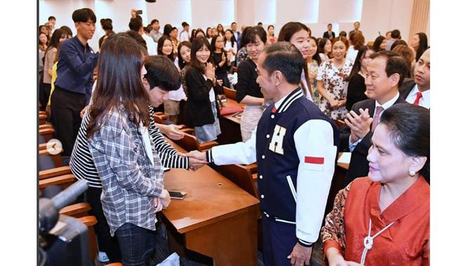 Presiden Joko Widodo bersalaman dengan mahasiswa dalam kuliah umum di Hankuk University Korea Selatan (Foto: Instagram @kemsetneg.ri)