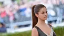 Nampaknya Selena Gomez tak ingin ambil pusing ketika dirinya dikabarkan berselingkuh dengan Orlando Bloom, kekasih Katy Perry. (AFP/Bintang.com)