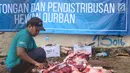 Petugas memotong daging kurban di Lapangan Masjid Al Azhar, Jakarta, Jumat (1/9). Masjid Al Azhar Jakarta memotong dan mendistribusikan ratusan hewan kurban pada Hari Raya Idul Adha 1438 H. (Liputan6.com/Helmi Fithriansyah) 