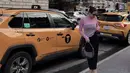 <p>Seperti inilah potret Enzy Storia saat berada di New York. Pasti kalian familiar dengan taksi kuning yang menjadi salah satu ikon khas kota New York. [Foto: instagram.com/enzystoria]</p>
