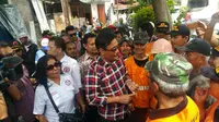 Cawagub DKI Jakarta Djarot Saiful Hidayat menyambangi kawasan Kalisari, Pasar Rebo, Jakarta Timur, Rabu (2/11/2016). (Nanda Perdana Putra/Liputan6.com)