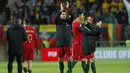 Penyerang Portugal, Cristiano Ronaldo bertepuk tangan usai pertandingan melawan Lithuania pada pertandingan Grup B Kualifikasi Piala Eropa 2020 di stadion Algarve di luar Faro, Portugal (14/11/2019). Ronaldo mencetak Hattrick dipertandingan ini dan mengantar Portugal menang 6-0. (AP Photo/Armando Fr