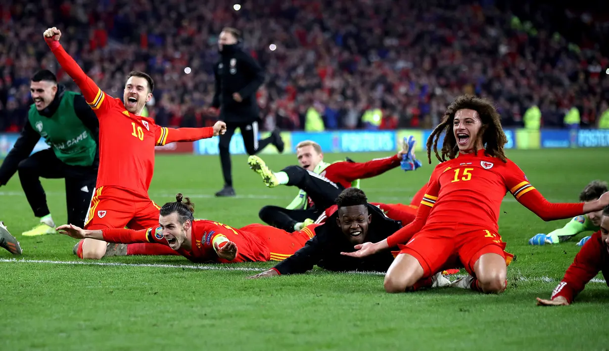 Pemain Timnas Wales Aaron Ramsey, Gareth Bale, dan Ethan Ampadu merayakan kemenangan atas Hungaria pada laga Grup E Kualifikasi Piala Eropa 2020 di Cardiff City Stadium, Selasa (19/11/2019). Wales memastikan satu tempat di putaran final setelah mengalahkan Hungaria 2-0. (Nick Potts/PA via AP)