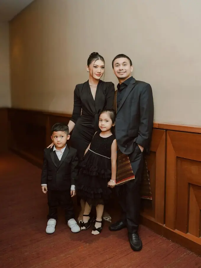 6 Gaya Anissa Aziza Support Film Sang Suami Raditya Dika, Kompak Tampil Serba Hitam dengan Dua Buah Hatinya