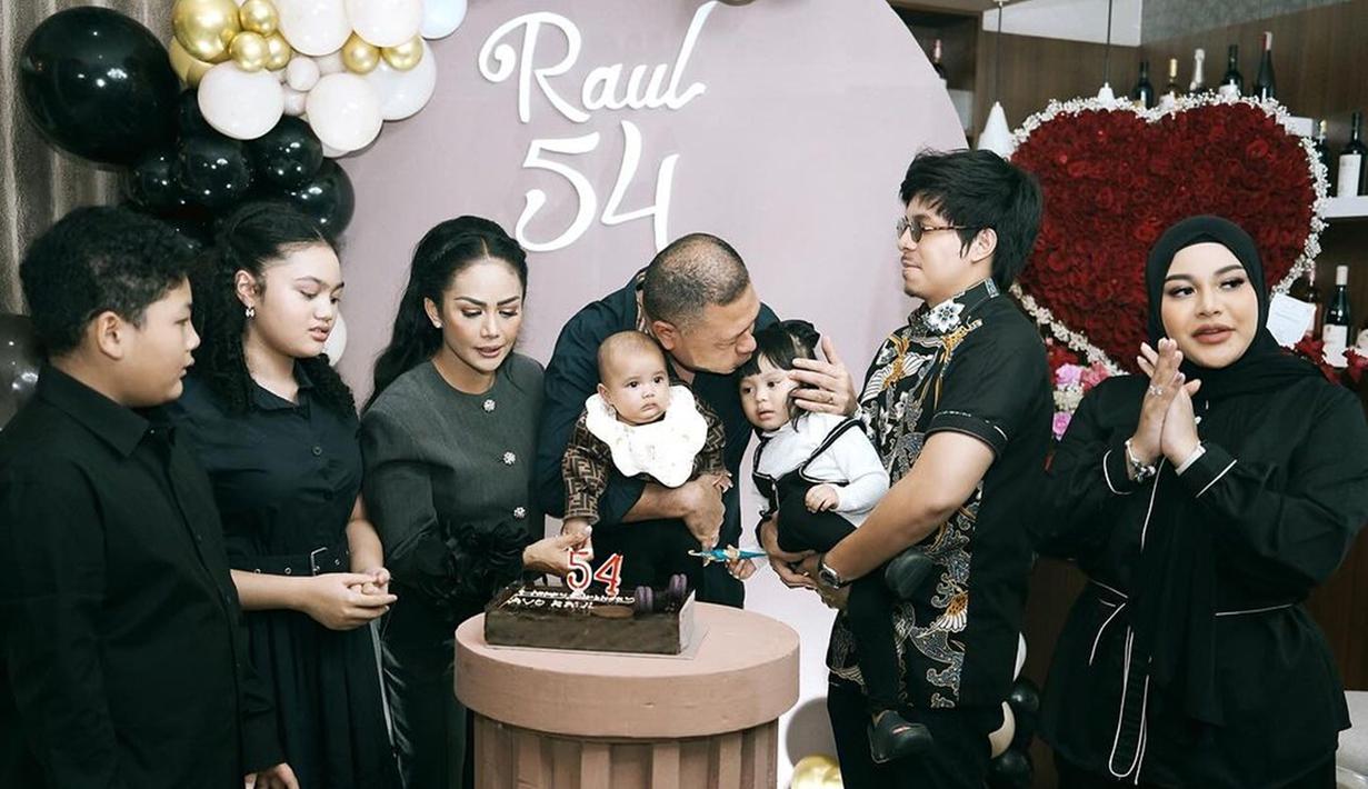 Ameena dan Azura juga tampak hadir di momen ulang tahun Raul. Bahkan, Azura terlihat begitu tenang saat digendong oleh Raul selama acara berlangsung. (Liputan6.com/IG/@aurelie.hermansyah)