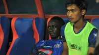 Gelandang Arema, Makan Konate, lesu setelah takluk atas Tira Perskabo 1-2 di Stadion Gajayana, Malang (29/6/2019). (Bola.com/Iwan Setiawan)