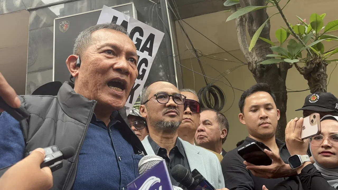 Eks Wakil Ketua KPK Saut Situmorang mendampingi Abraham Samad saat memenuhi panggilan pemeriksaan sebagai saksi terkait kasus ijazah palsu
