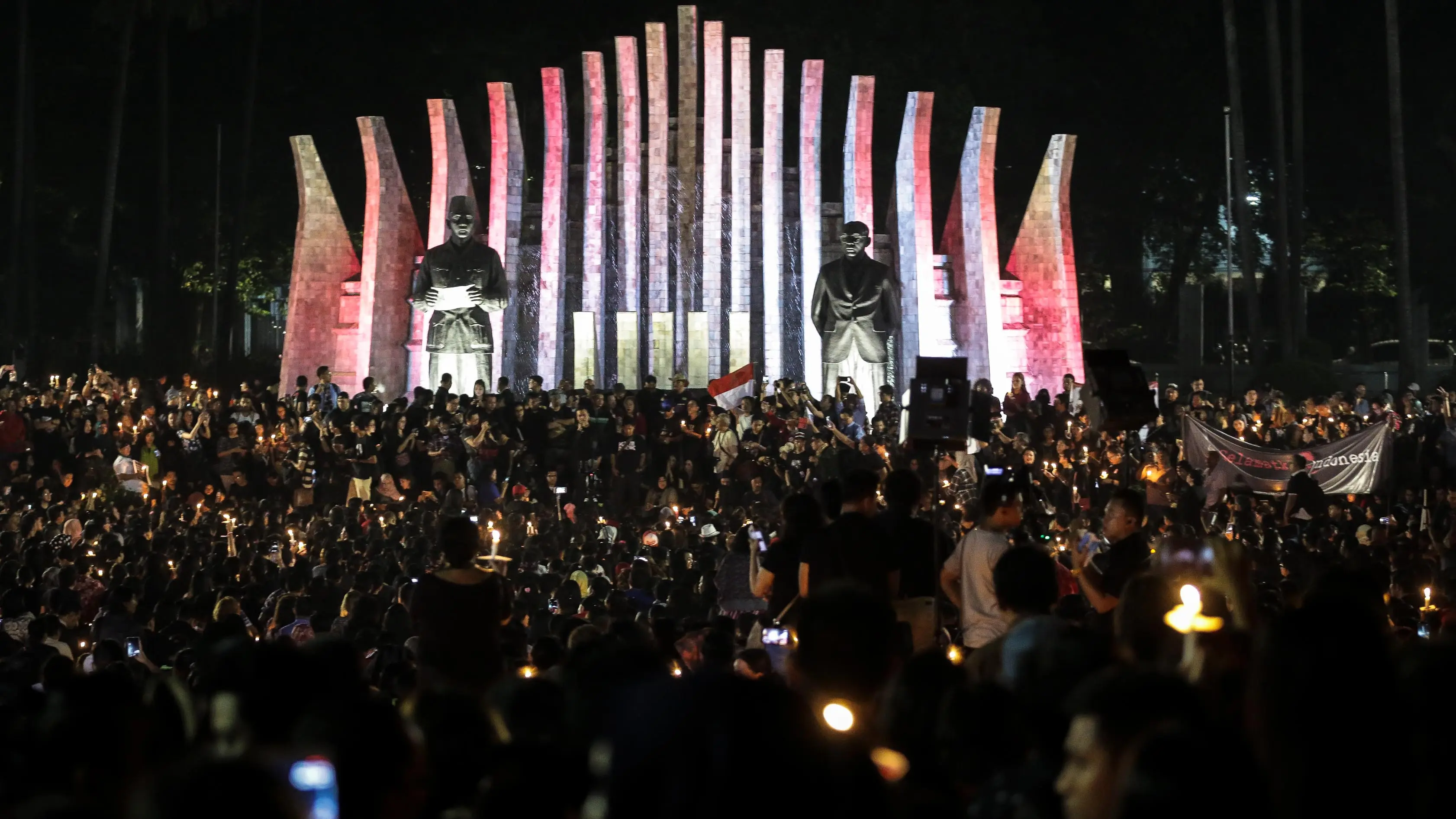 Ribuan pendukung Basuki Tjahaja Purnama atau Ahok menggelar acara Malam Solidaritas atas Matinya Keadilan di Tugu Proklamasi