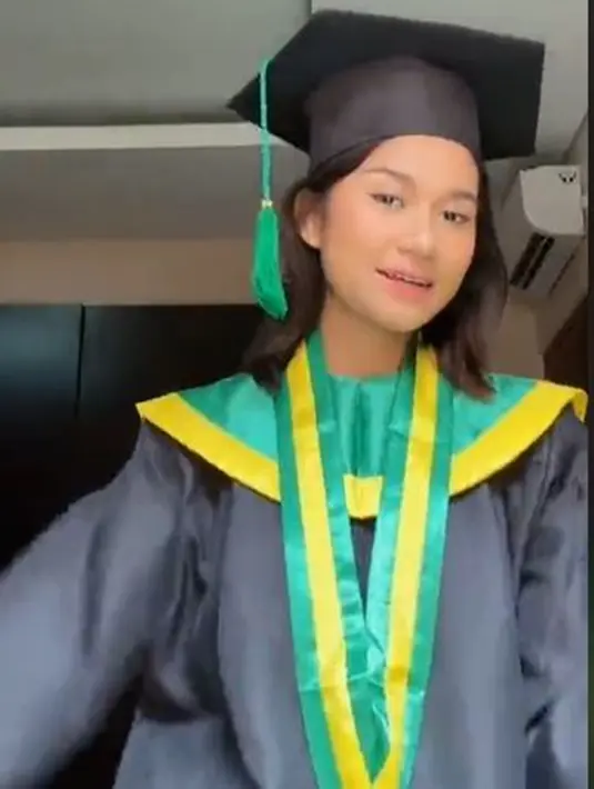 Anak Andre Rosiade ini memiliki paras yang menawan. Tak heran jika ia cocok jadi konten kreator setelah lulus SMA. Ia memiliki banyak followers dan TikTok yang membuat populer di media sosial. (Liputan6.com/TikTok/azizahsalshaa)