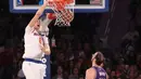 Pemain New York Knicks,  Kristaps Porzingis #6 melakukan dunks tanpa perlawanan dari pemain Sacramento Kings, Kosta Koufos #41 pada laga NBA di Madison Square Garden, (5/12/2016). Knicks menang 106-98. (Reuters/Anthony Gruppuso-USA TODAY Sports)