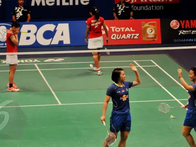 Ganda putri Indonesia, Greysia Polii/Nitya tertunduk usai dikalahkan Tang Jinhua/Tian Qing asal Tiongkok di final BCA Indonesia Open Superseries Premier 2015 di Jakarta, Minggu (7/6/2015). Tang JH/Tian Q menang 21-11, 21-10. (Liputan6.com/Andrian M Tunay)