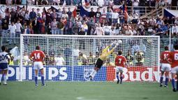 Michal Bilek. Eks gelandang kiri Republik Ceska yang sebelumnya bernama Cekoslowakia ini menjadi pemain pertama yang melakukan eksekusi penalti dengan gaya Panenka di Piala Dunia. Momen itu terjadi saat Cekoslowakia menang 5-1 atas Amerika Serikat pada laga pertama fase Grup A Piala Dunia 1990 (10/6/1990) di Italia. Sayang, eksekusi penalti Panenka-nya saat Cekoslowakia telah unggul 4-0 ini gagal karena mampu dibaca oleh kiper Amerika Serikat, Tony Meola. (FIFA)
