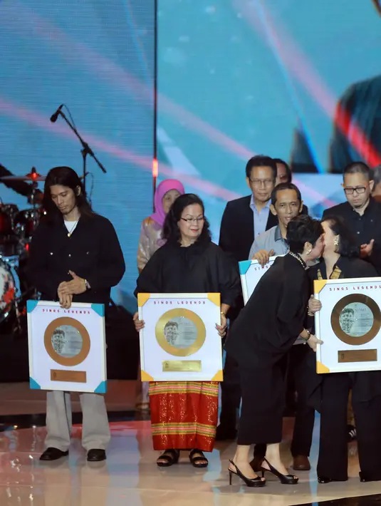 Penghargaan plakat diberikan kepada lagu-lagu 'Kupu-Kupu Malam' yang dipopulerkan Titiek Puspa. Kemudian 'Andaikan Engkau Datang Kembali' Koes Ploes, 'Cinta Bukan Dusta' milik Rinto Harahap. (Adrian Putra/Bintang.com)
