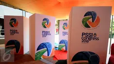 Bilik-bilik suara dipersiapkan di sekitar Ballroom Hotel Mercure Ancol Jakarta, Rabu (9/11). Jelang kongres PSSI 2016 pada Kamis (10/11), sejumlah persiapan terus dikerjakan. (Liputan6.com/Helmi Fithriansyah)