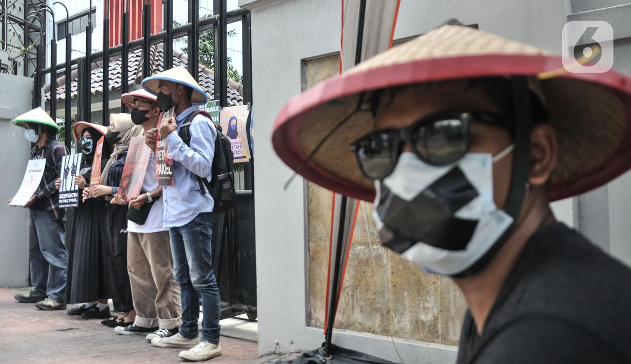 Aktivis Gerakan Rakyat untuk Kedaulatan Agraria menutup mulutnya saat aksi mogok makan di depan Kantor Kementerian ATR/BPN, Jakarta, Senin (20/2/2023). Mereka juga menuntut Presiden Joko Widodo menyelesaikan kasus warga Pakel Banyuwangi dan memulihkan hak-hak ekonomi, sosial, budaya mereka yang terampas. (merdeka.com/Iqbal S Nugroho)