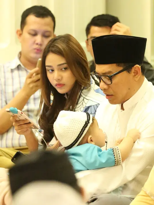 Tak kalah menggemaskan dengan Arsy dengan baju muslimnya, kala itu Arsya juga memakai baju koko berlengan pendek dan berwarna biru. Selain itu, ia juga memakai peci haji berwarna putih. Sungguh menggemaskan. (Bambang E.Ros/Bintang.com)