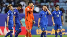 Babak 16 besar menjadi pencapaian terbaik wakil ASEAN pada ajang Piala Asia 2023. Setelah sebelumnya Timnas Indonesia tersingkir usai kalah 0-4 dari Australia, kini satu-satunya wakil Asia Tenggara yang tersisa, Thailand juga harus angkat koper di babak 16 besar setelah menyerah 1-2 dari Uzbekistan dalam laga yang digelar di Al Janoub Stadium, Al Wakrah, Qatar, Selasa (30/1/2024). Dua gol Uzbekistan masing-masing dicetak oleh Azizbek Turgunboev (37') dan Abbosbek Fayzullaev (65'). Sementara satu-satunya gol Thailand dicetak oleh Supachok Sarachat pada menit ke-58. (AP Photo/Aijaz Rahi)
