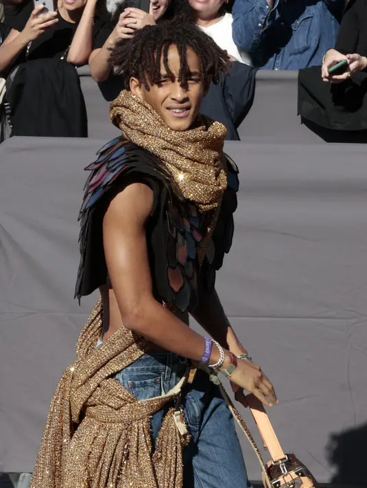 Jaden Smith saat tiba untuk presentasi koleksi Louis Vuitton Womenswear Sping-Summer 2023 selama Paris Fashion Week, di Paris, pada 4 Oktober 2022. Putra aktor Will Smith ini mengenakan jeans biru dengan patch Louis Vuitton. (AFP/GEOFFROY VAN DER HASSELT)