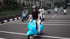 Atta Halilintar memiliki hobi mengoleksi sepeda motor khususnya motor Vespa. Bahkan, dirinya kerap mengunggah foto ataupun video dengan motor kesayangannya di media sosial. (Liputan6.com/IG/@attahalilintar)