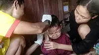 Saw Ta Eh Ka Lu Moo Taw secara ajaib selamat dari serangan udara akhir pekan yang menewaskan ayahnya di gubuk bambu dekat perbatasan Myanmar dengan Thailand.(AFP / Handout)