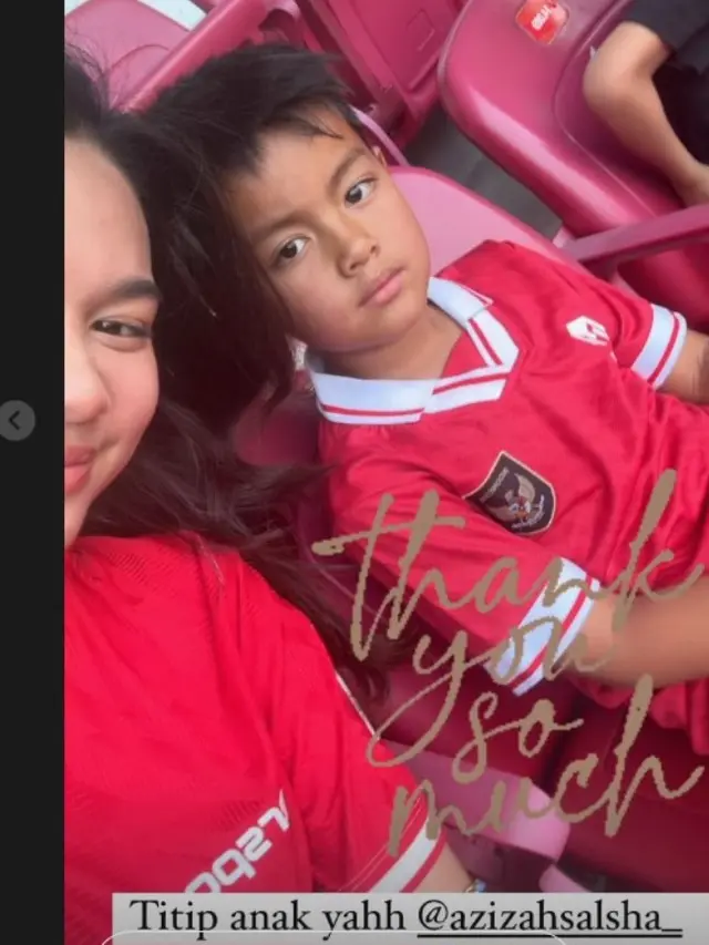 Nonton Laga Timnas Indonesia di GBK, Putra Nia Ramadhani Dapat Jersey Pratama Arhan.