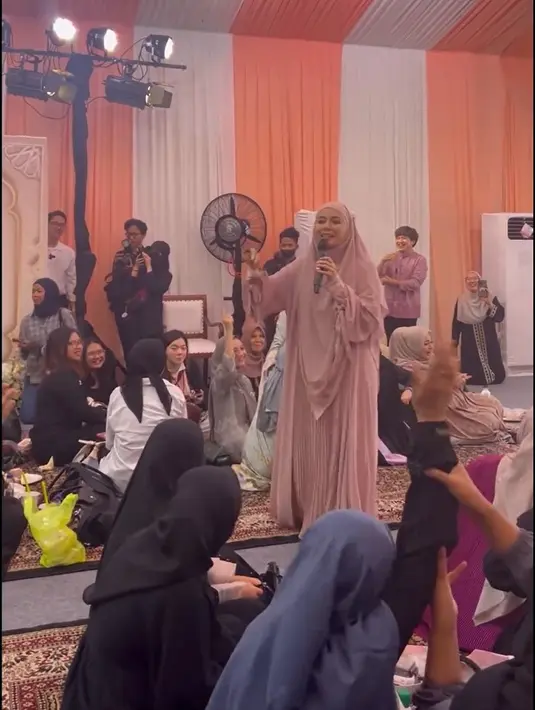 Artis senior Meisya Siregar mengenakan setelan busana syar'i hadir didapuk sebagai pembawa acara. [Instagram/meisya__siregar]