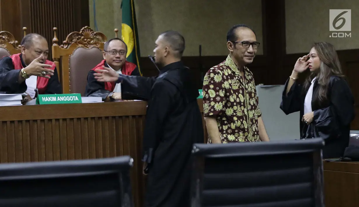 Terdakwa suap putusan perkara perdata yang juga Hakim PN Jakarta Selatan, Iswahyu Widodo (kedua kanan) usai menjalani sidang tuntutan di Pengadilan Tipikor, Jakarta, Kamis (13/4/2019). Irwan dan Iswahyu Widodo dituntut 8 tahun penjara, denda Rp 200 juta. (Liputan6.com/Helmi Fithriansyah)
