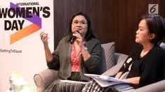 Marcomm Director Accenture Nia Sarinastiti saat memberikan paparan hasil riset tentang Dampak Budaya terhadap Lingkungan Kerja, di Jakarta, Jumat (22/3). Riset Accenture melibatkan 18.000 responden dari 27 negara, termasuk 700 responden Indonesia. (Liputan6.com/Fery Pradolo)