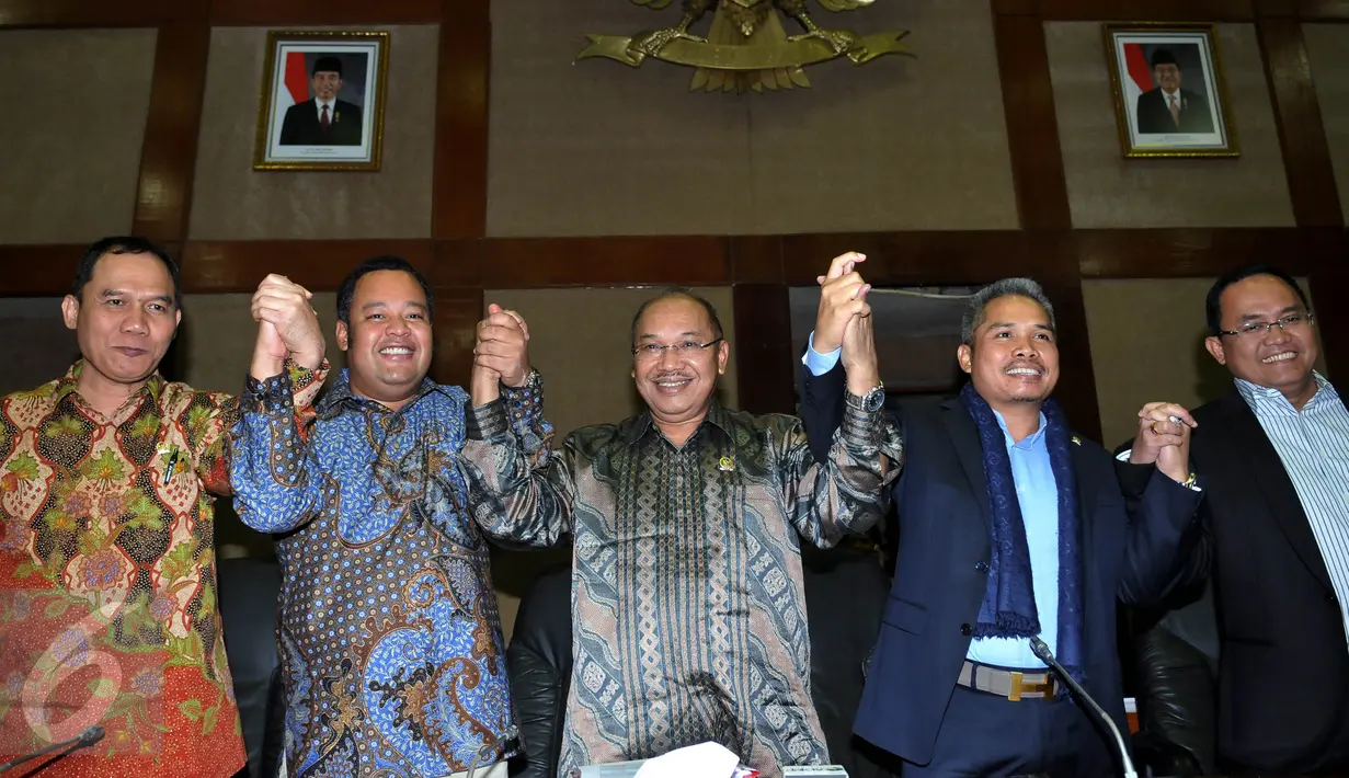 Wakil Ketua Komisi VI sekaligus Ketua Panja Azam Azman Natawijaya (tengah) jelang konferensi pers terkait  kinerja BUMN, Jakarta, Rabu (30/9/2015). Komisi VI akan membahas Panja (Panitia Kerja) terkait isu Pelindo II. (Liputan6.com/Johan Tallo)