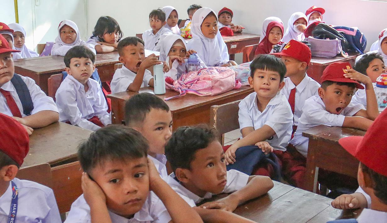Sejumlah siswa bersiap mengikuti kegiatan berlajar pada hari pertama masuk sekolah di SDN Anyelir 1, Kota Depok, Jawa Barat, Senin (15/7/2024). (merdeka.com/Arie Basuki)