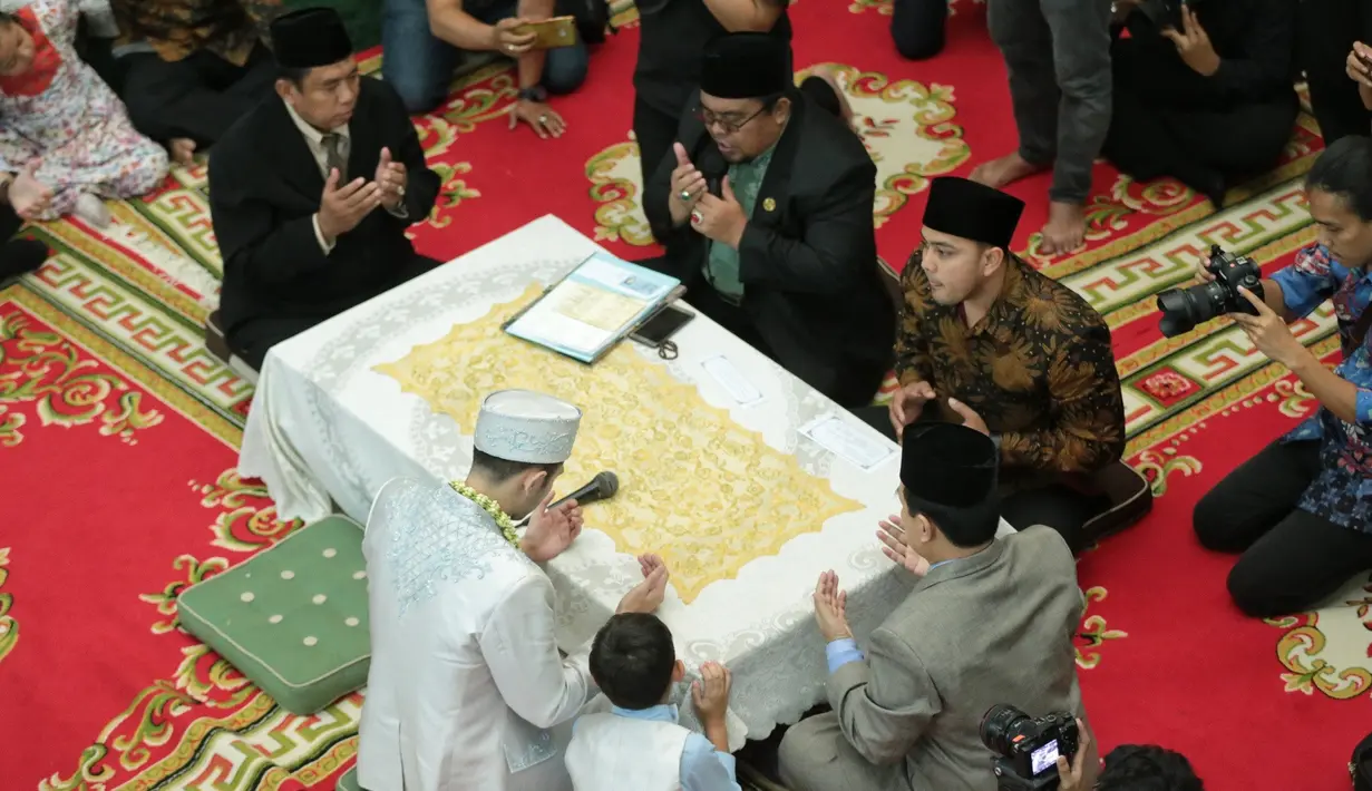 Penghulu KUA Kebayoran Baru, Jakarta Selatan, H Hadholi Efendi memimpin ijab qabul yang dilantunkan Rifky dengan bahasa Arab. Dengan satu helaan napas, Rifky begitu lantang mengucapkannya. (Adrian Putra/Bintang.com)