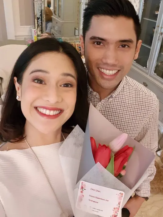 Saat momen Valentine, Dian Sastro mendapatkan bunga dari sang suami, Indraguna Sutowo. (Foto: instagram.com/therealdisastr)